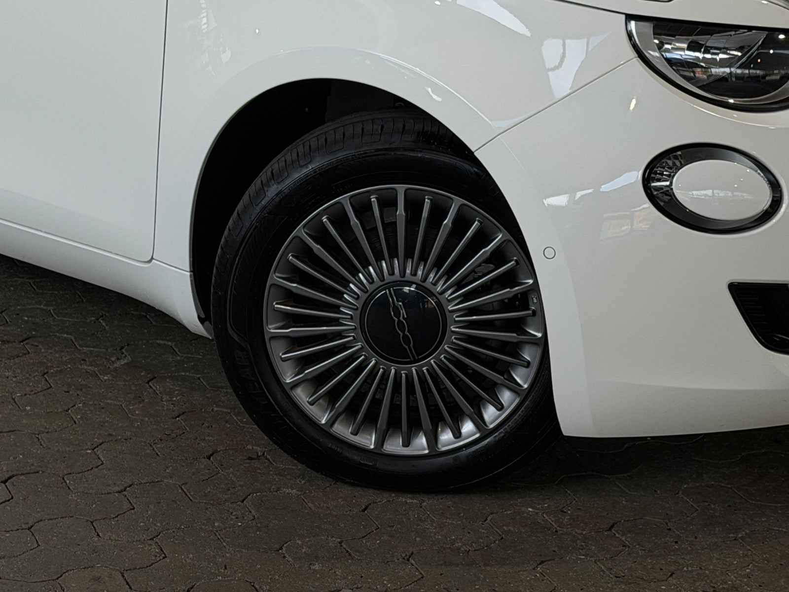Hvid Fiat 500e fra 2024