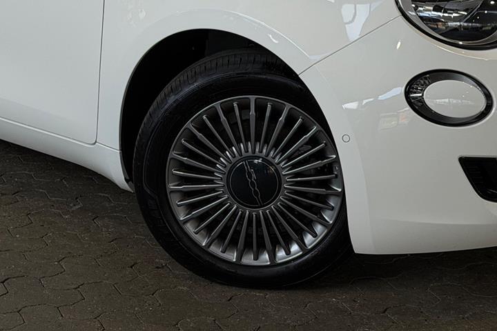 Hvid Fiat 500e fra 2024