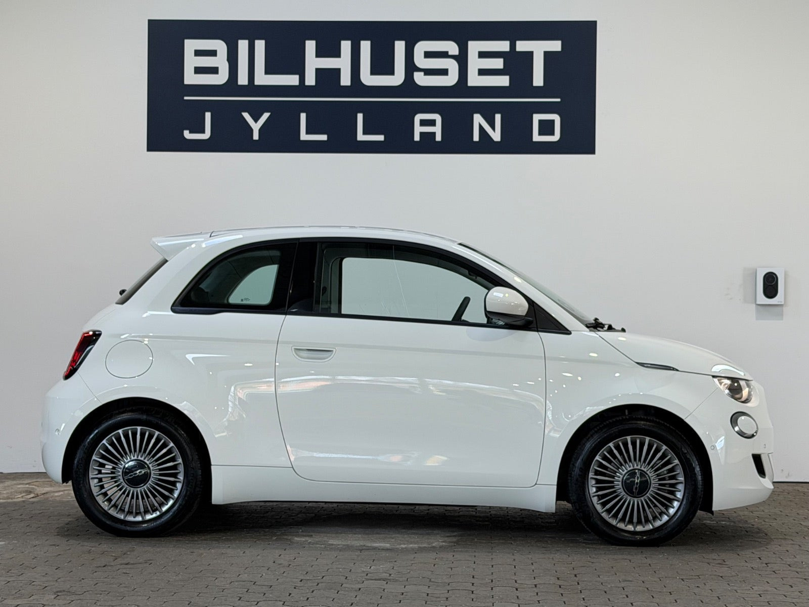 Hvid Fiat 500e fra 2024