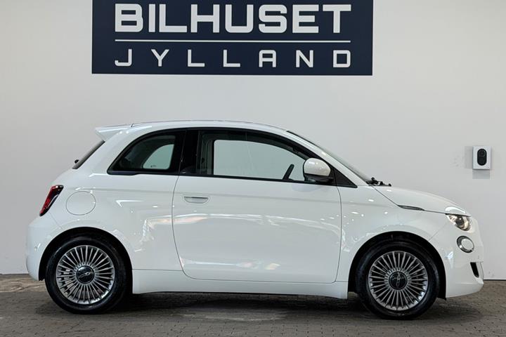 Hvid Fiat 500e fra 2024