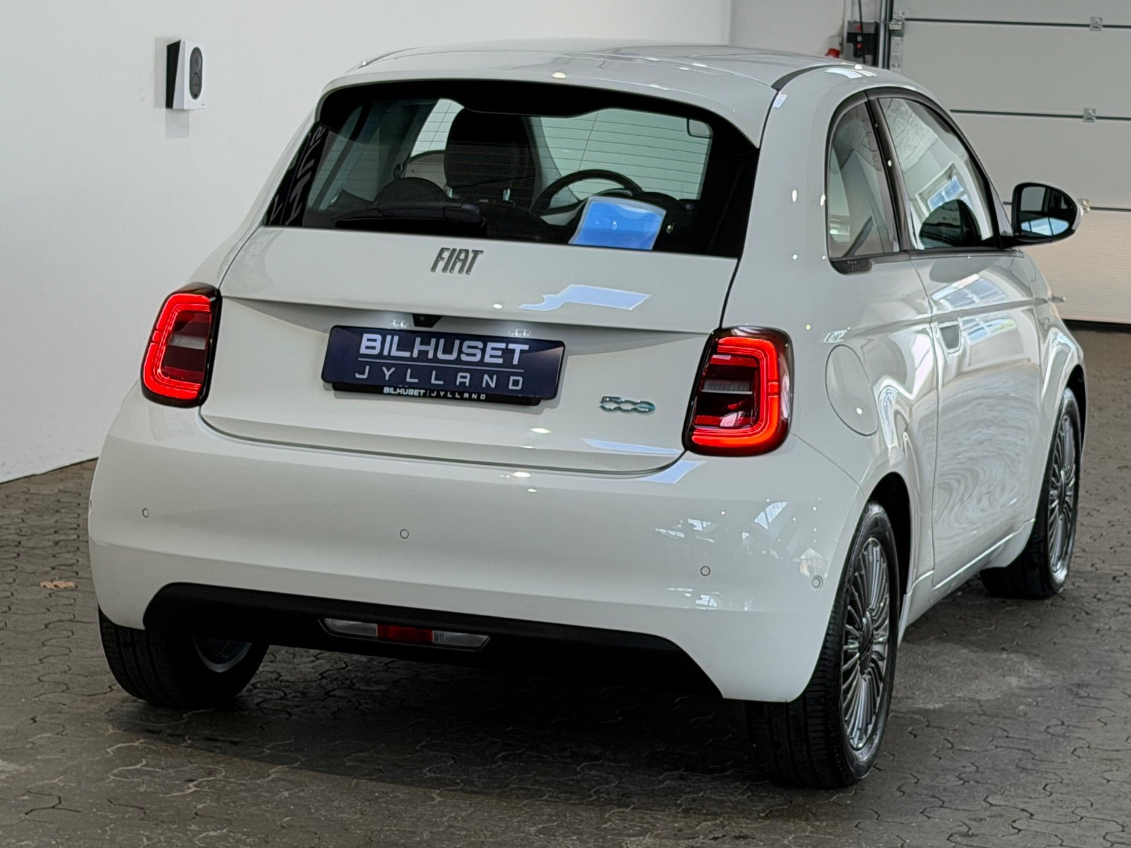 Hvid Fiat 500e fra 2024