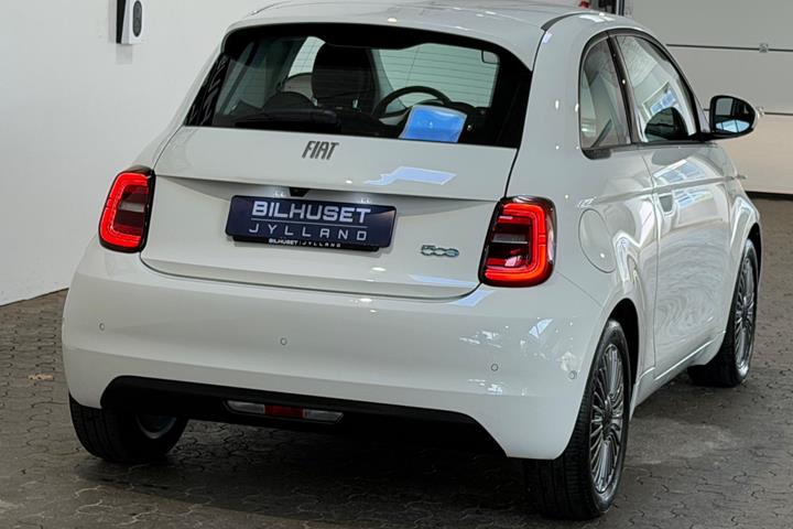 Hvid Fiat 500e fra 2024