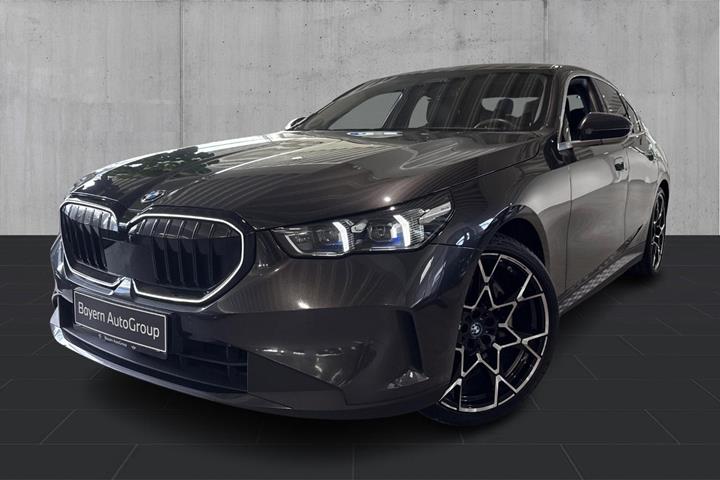 Grå BMW i5 fra 2024