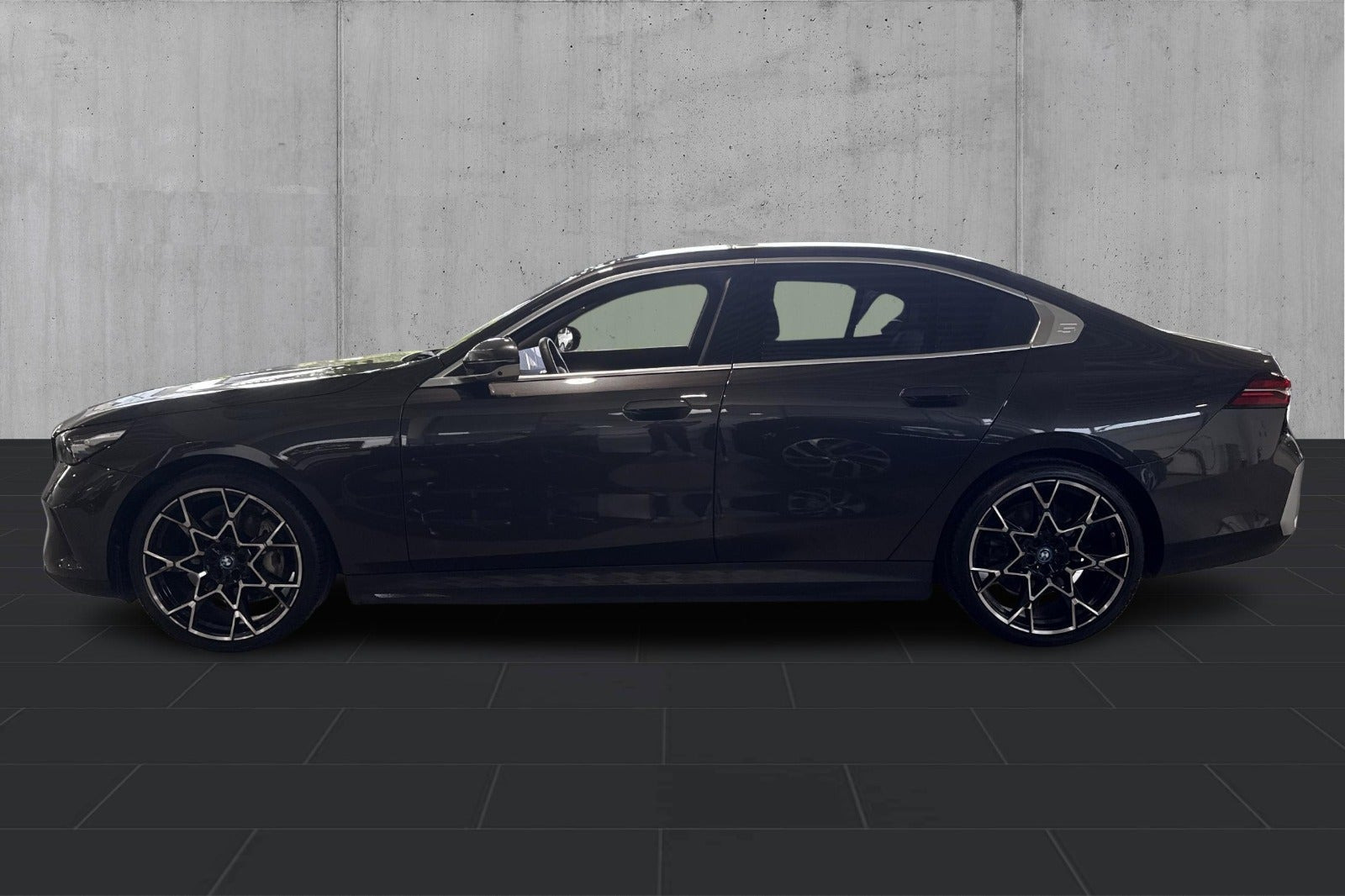Grå BMW i5 fra 2024