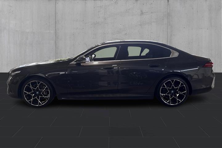 Grå BMW i5 fra 2024