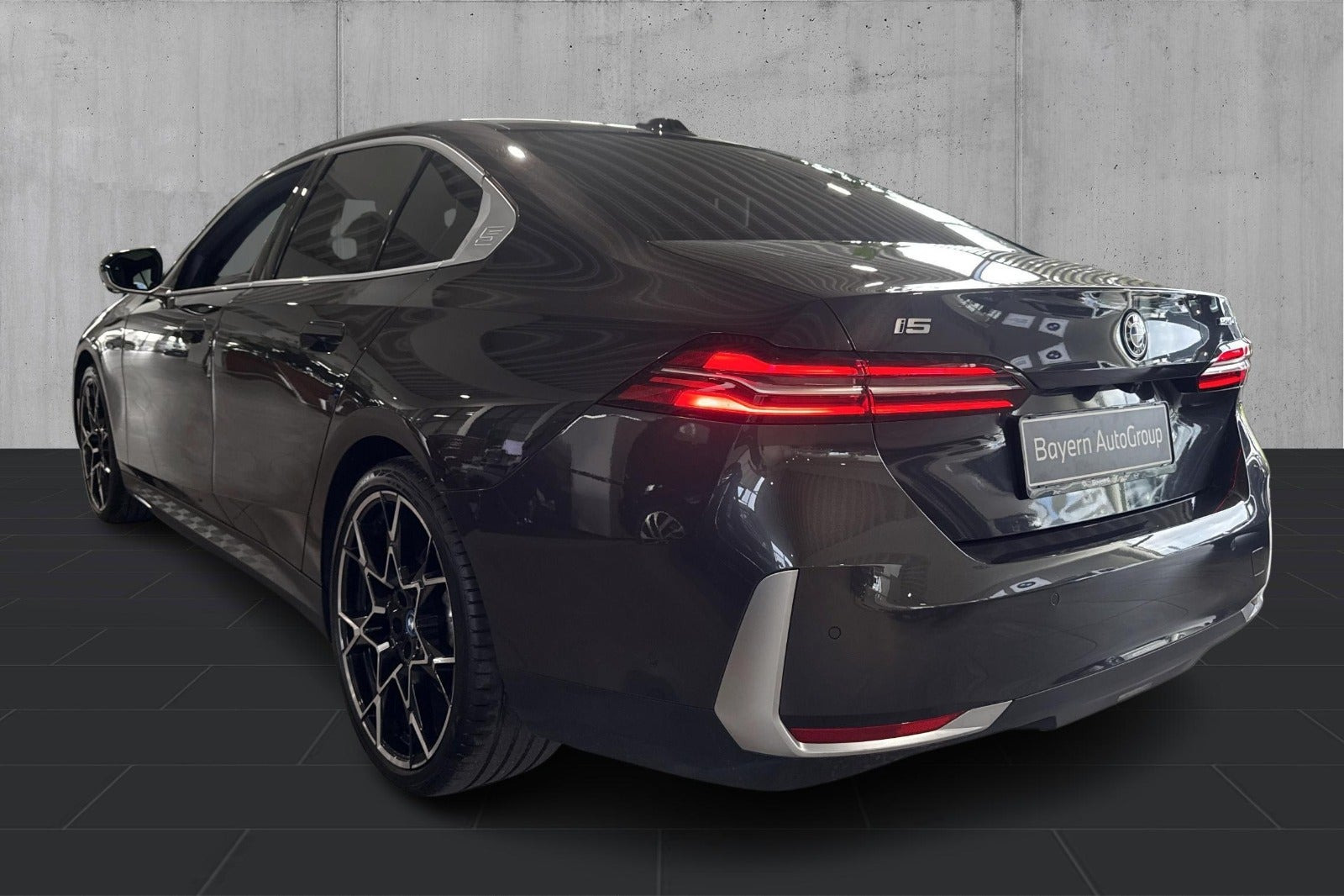 Grå BMW i5 fra 2024