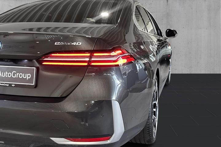Grå BMW i5 fra 2024