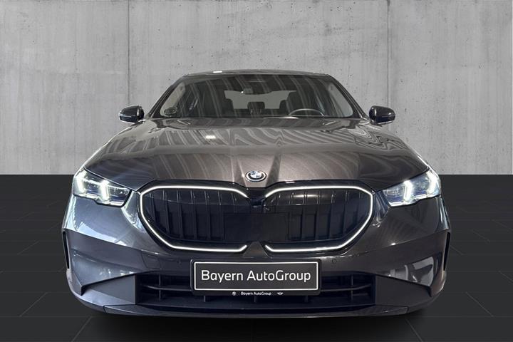 Grå BMW i5 fra 2024