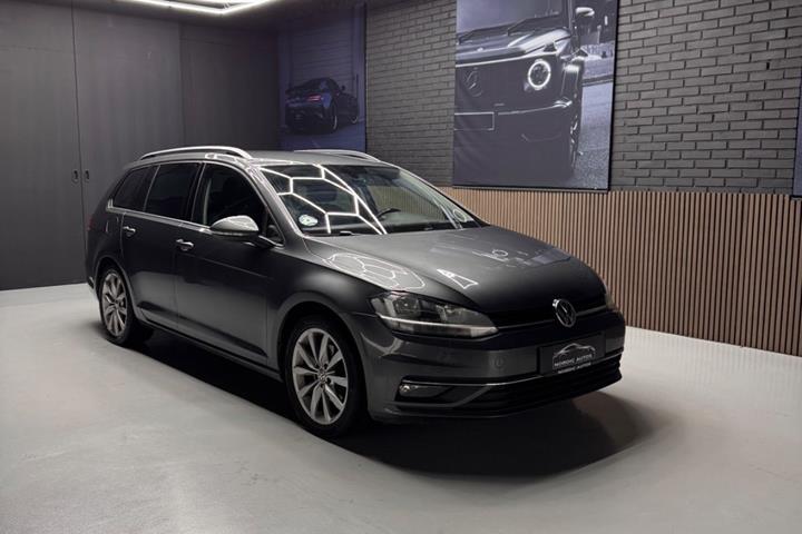 Grå VW Golf VII fra 2017