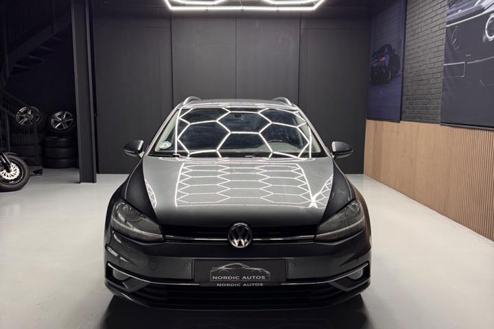 Grå VW Golf VII fra 2017