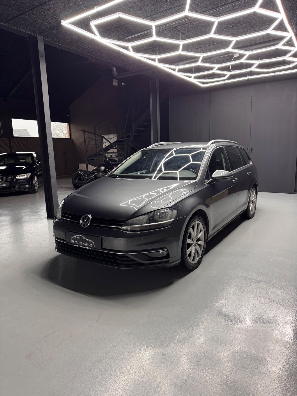 Grå VW Golf VII fra 2017