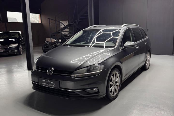 Grå VW Golf VII fra 2017