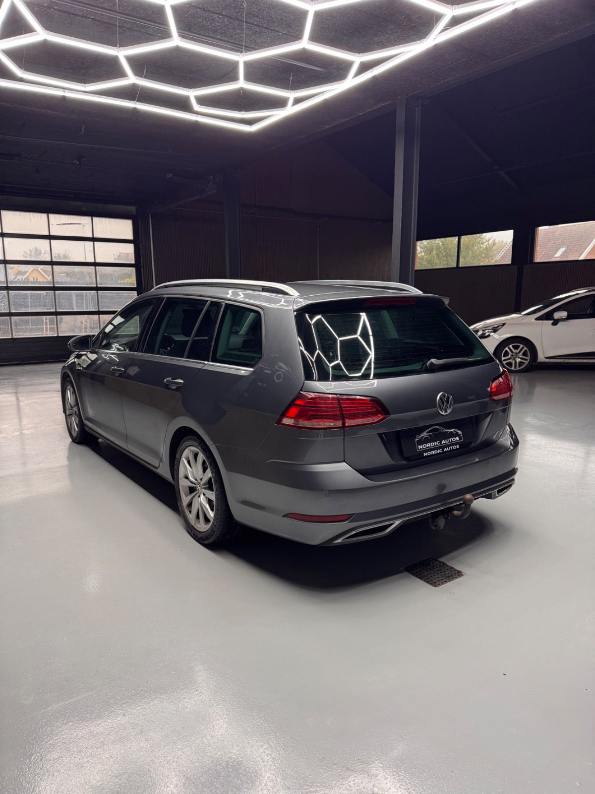 Grå VW Golf VII fra 2017