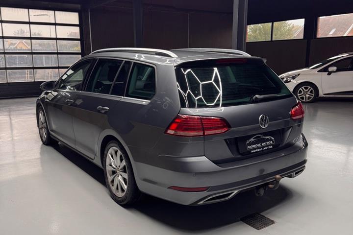 Grå VW Golf VII fra 2017