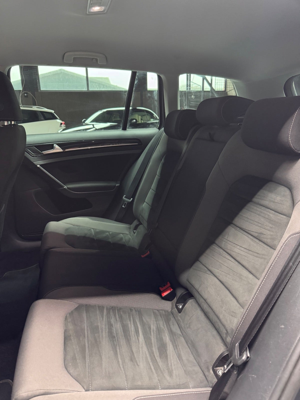 Grå VW Golf VII fra 2017