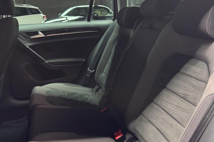 Grå VW Golf VII fra 2017
