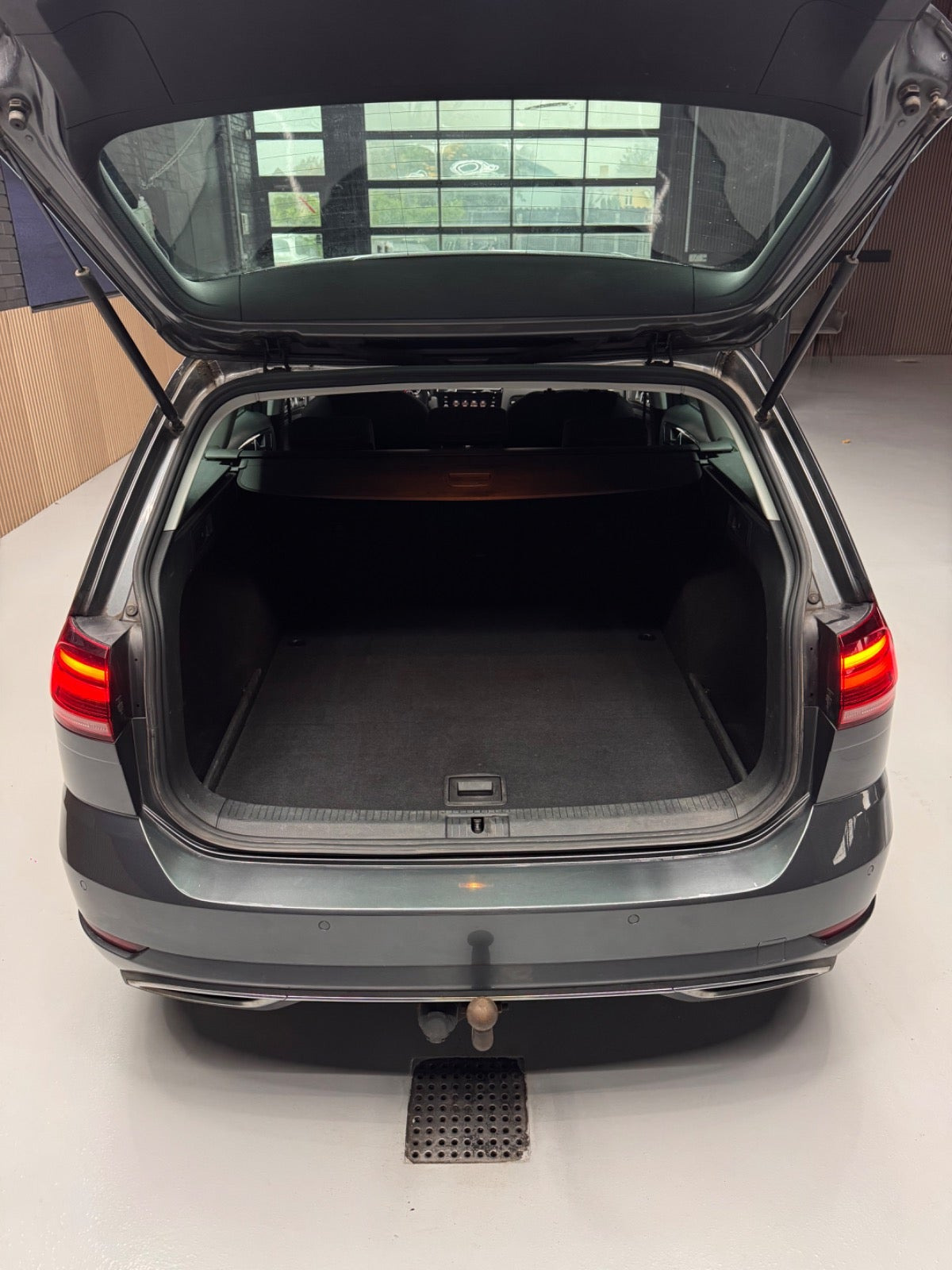 Grå VW Golf VII fra 2017