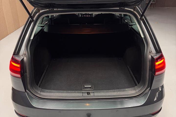 Grå VW Golf VII fra 2017