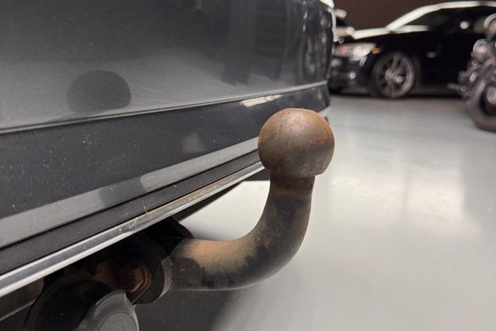 Grå VW Golf VII fra 2017