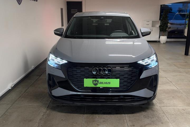Grå Audi Q4 e-tron fra 2024