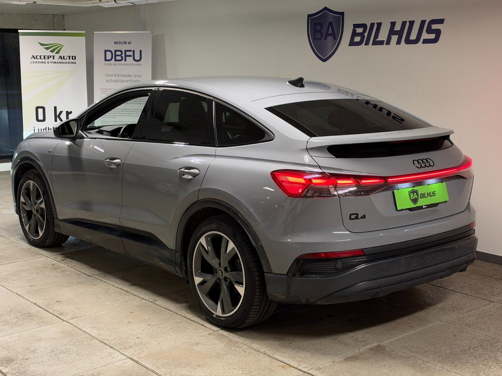 Grå Audi Q4 e-tron fra 2024