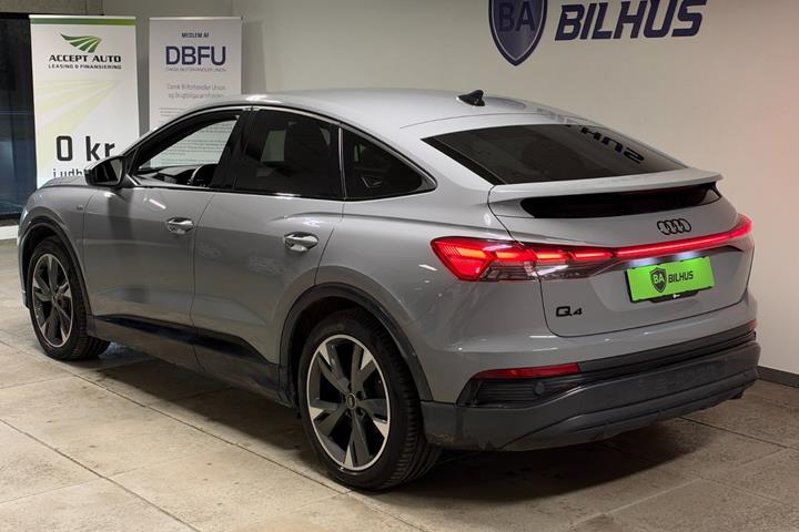 Grå Audi Q4 e-tron fra 2024