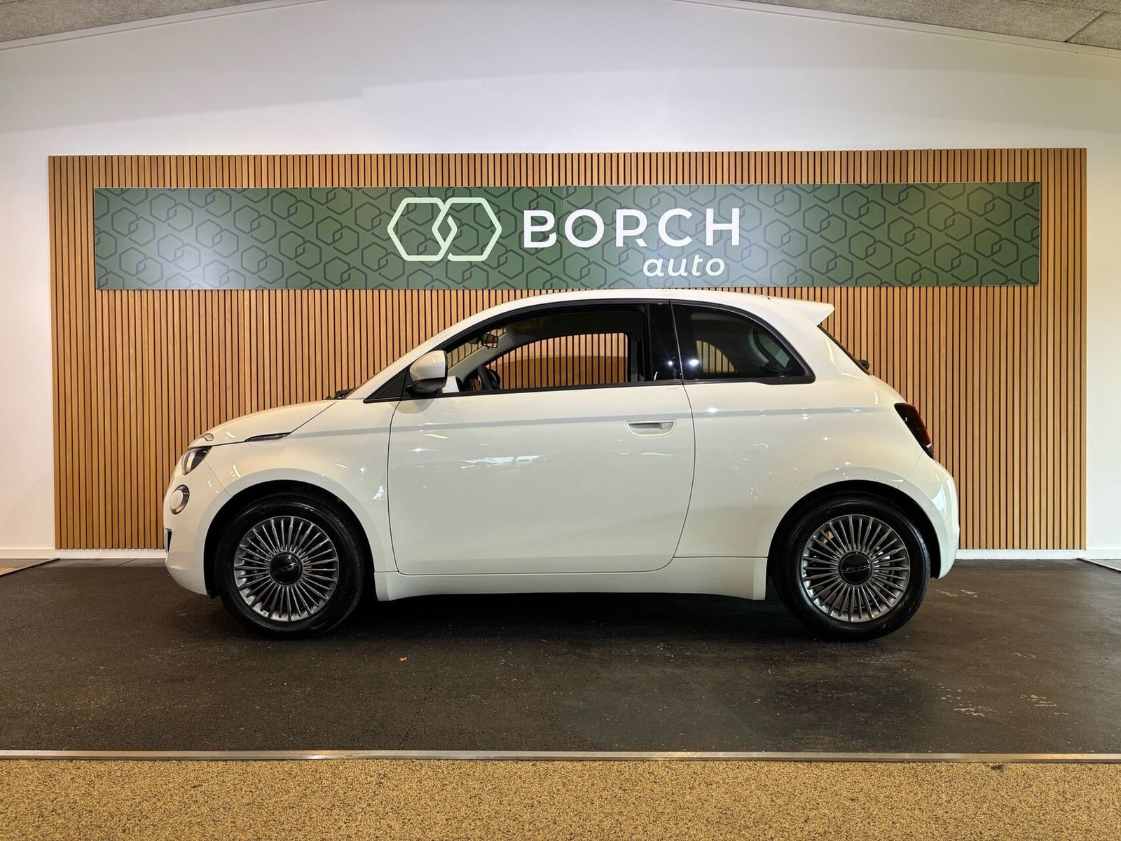 Hvid Fiat 500e fra 2023