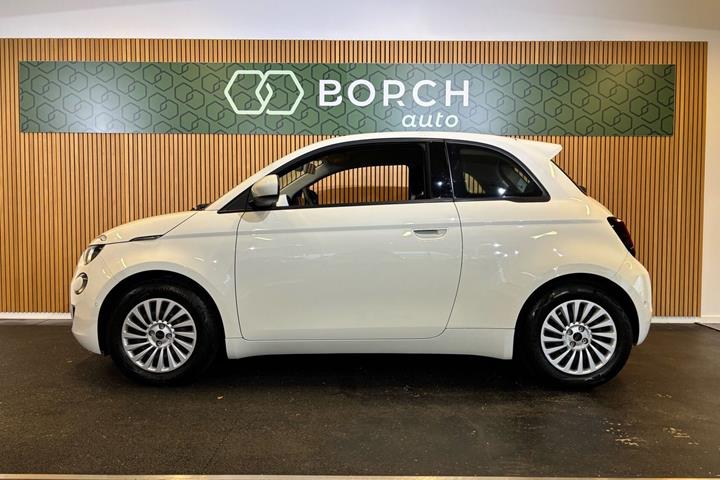 Hvid Fiat 500e fra 2023