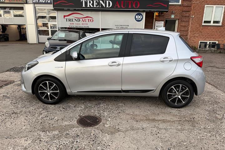 Sølv Toyota Yaris fra 2020