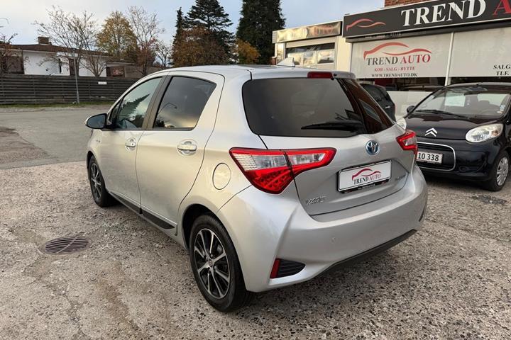 Sølv Toyota Yaris fra 2020