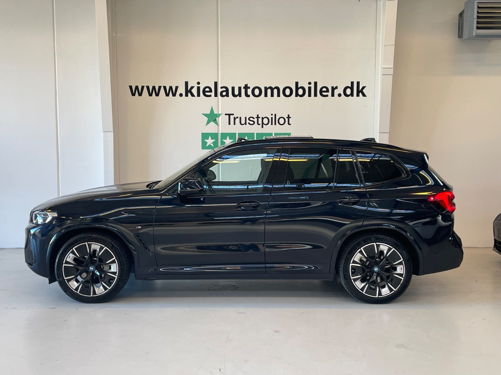 Sort BMW iX3 fra 2024