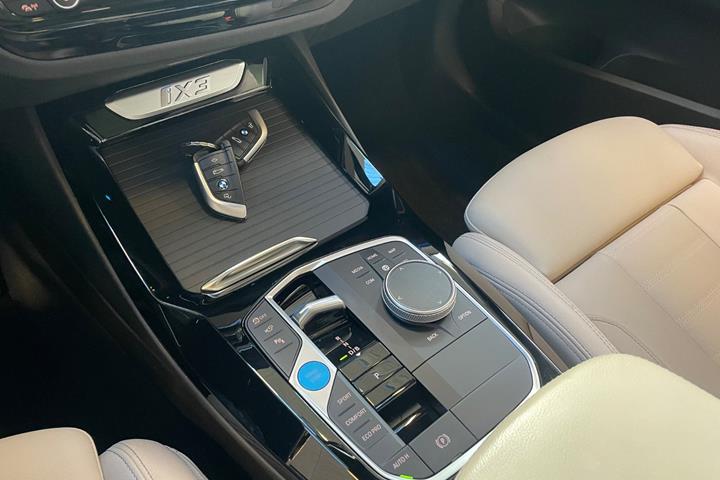 Sort BMW iX3 fra 2024