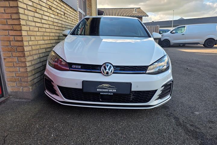 Hvid VW Golf VII fra 2020