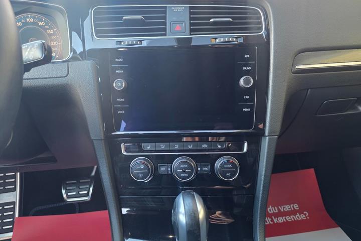 Hvid VW Golf VII fra 2020
