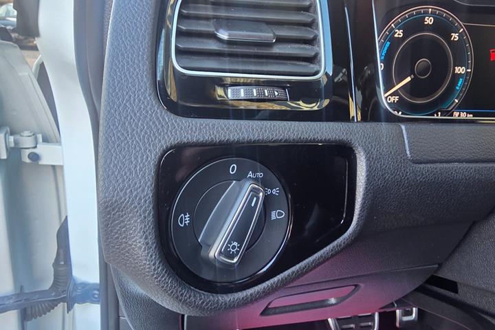 Hvid VW Golf VII fra 2020