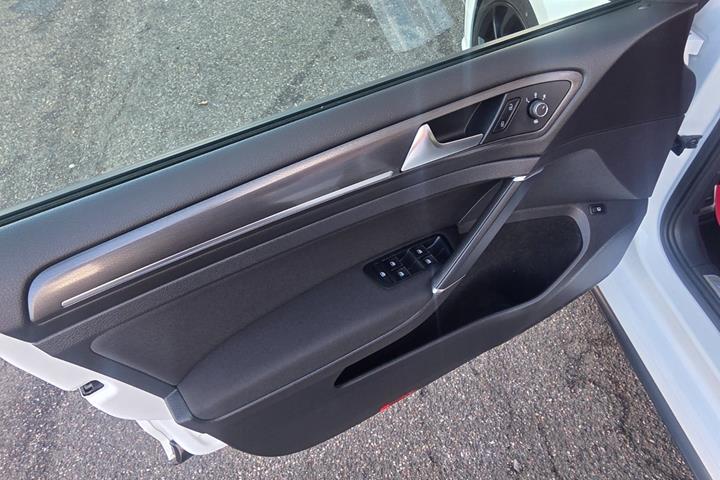 Hvid VW Golf VII fra 2020