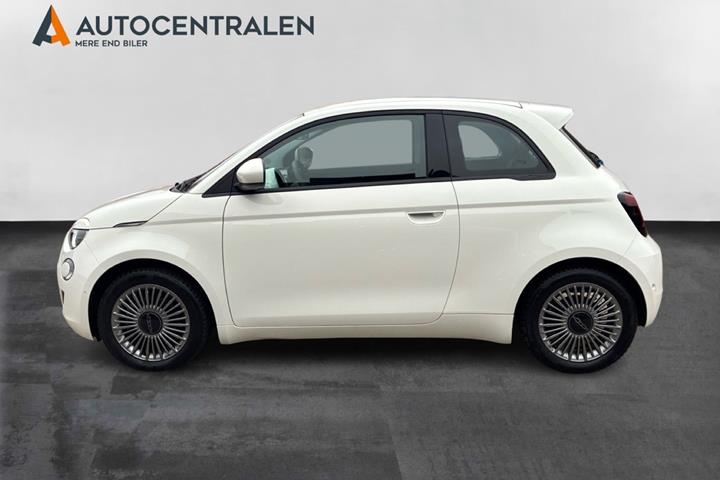 Hvid Fiat 500e fra 2024