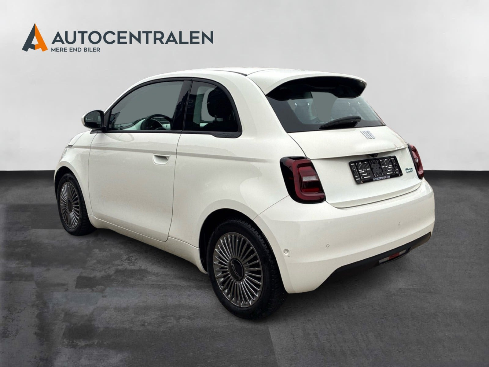 Hvid Fiat 500e fra 2024