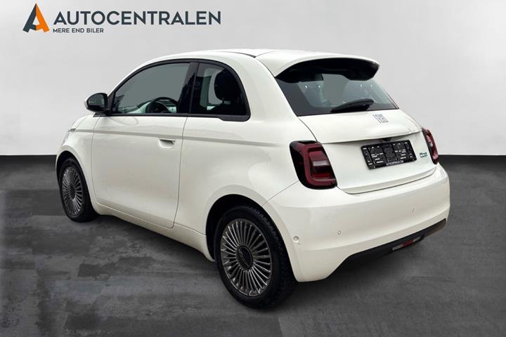 Hvid Fiat 500e fra 2024