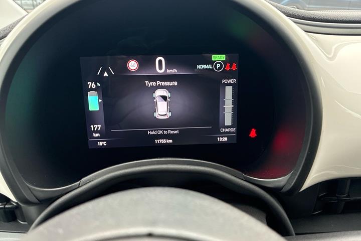 Hvid Fiat 500e fra 2024