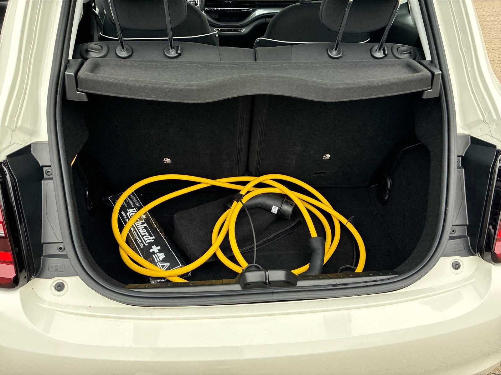 Hvid Fiat 500e fra 2024