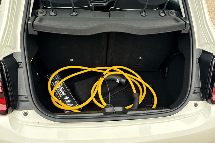 Hvid Fiat 500e fra 2024