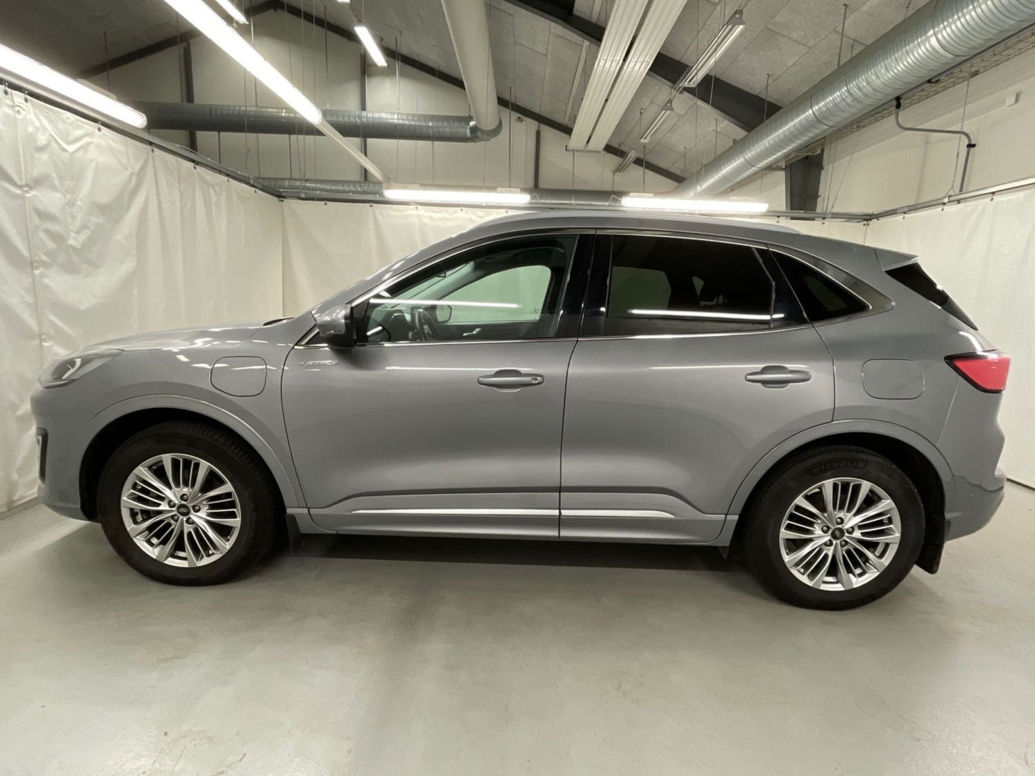 Grå Ford Kuga fra 2022