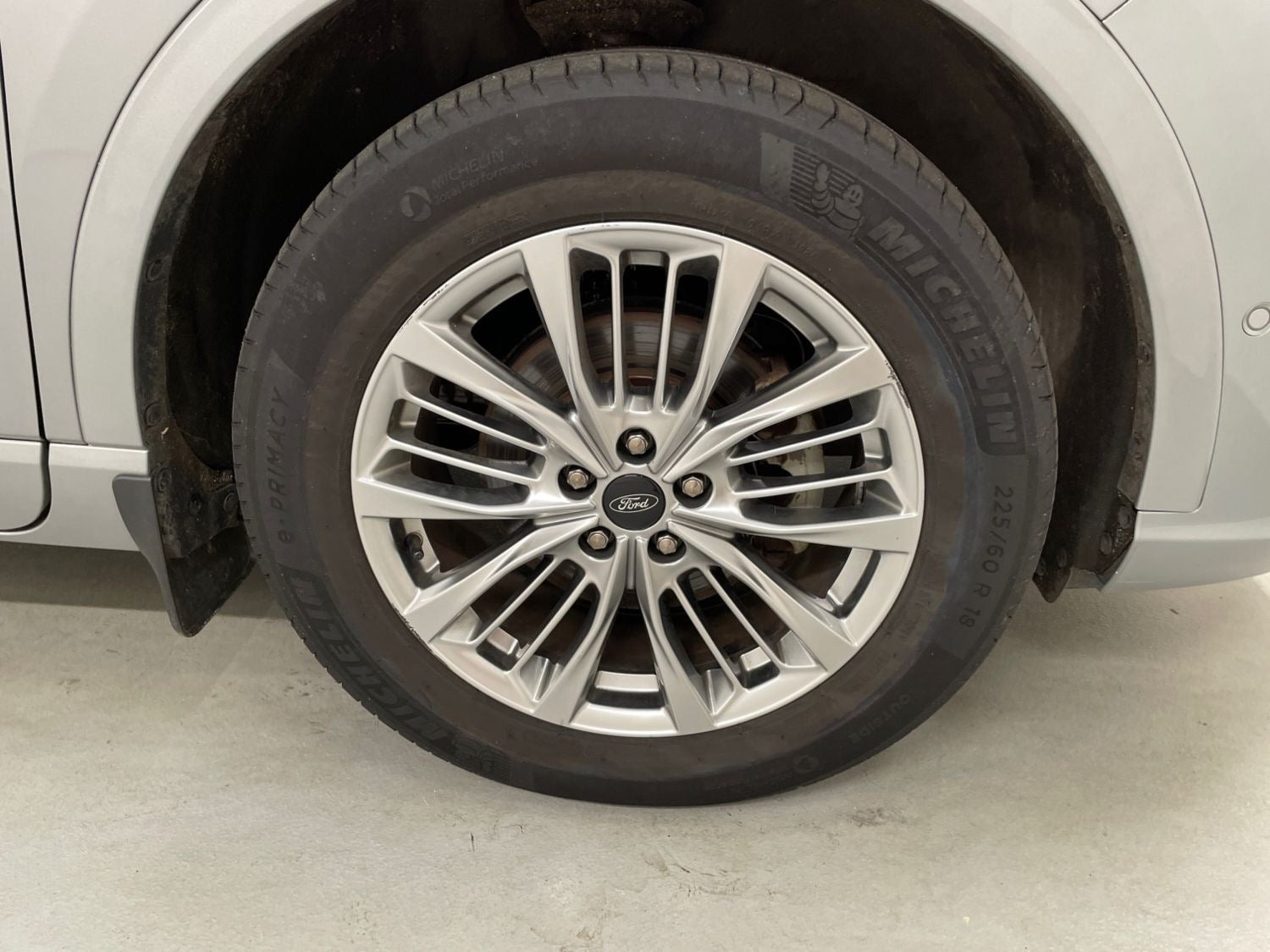 Grå Ford Kuga fra 2022