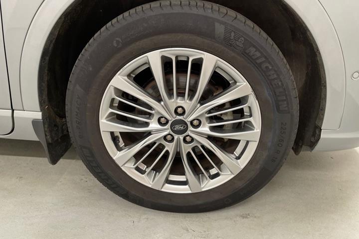 Grå Ford Kuga fra 2022