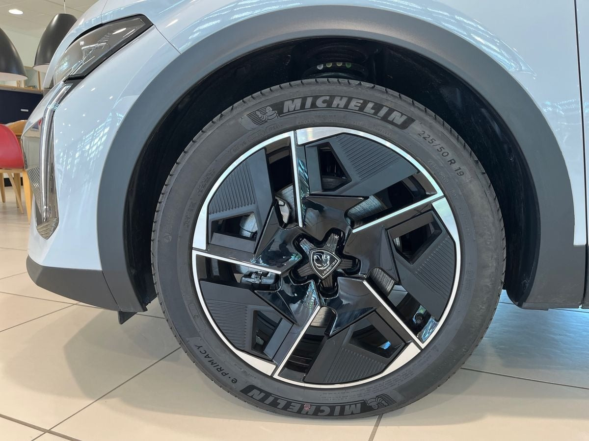 Hvid Peugeot e-408 fra 2025