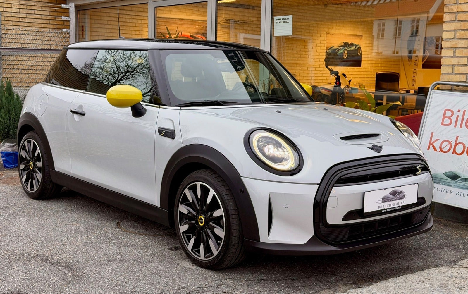 Hvid Mini Cooper SE fra 2021