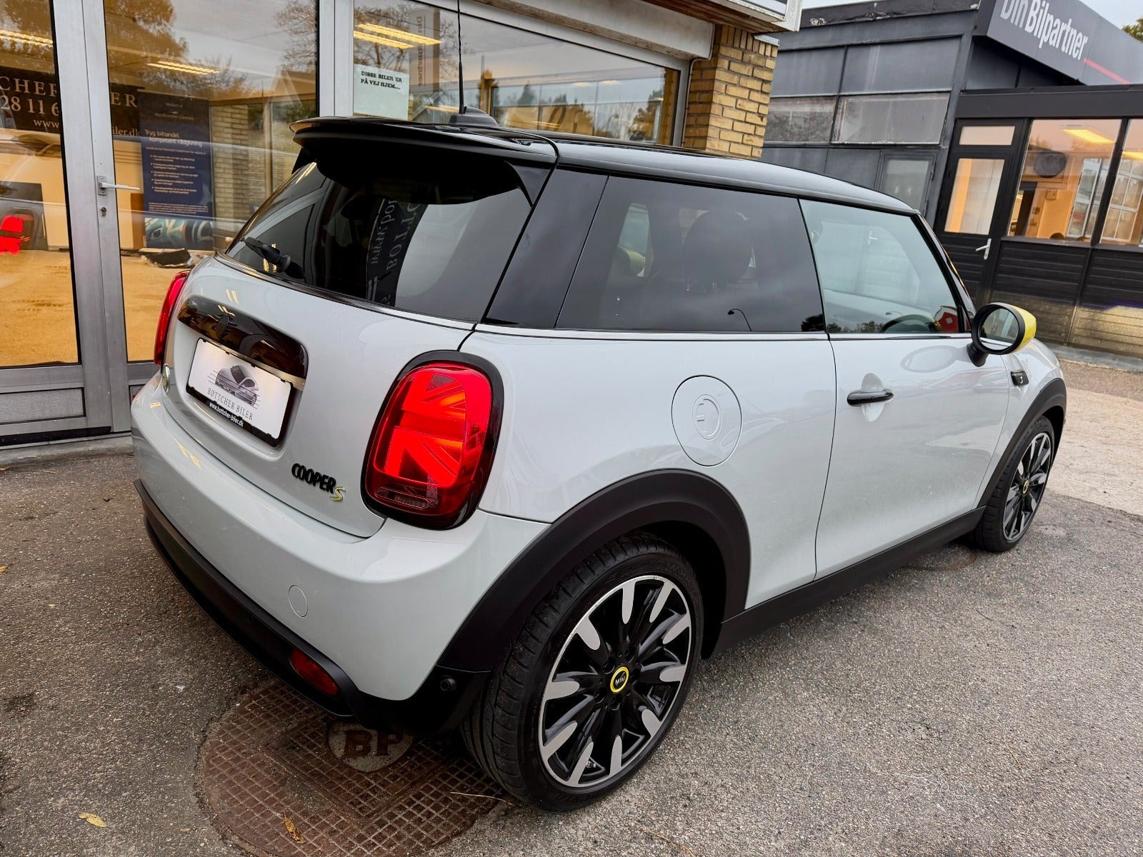 Hvid Mini Cooper SE fra 2021