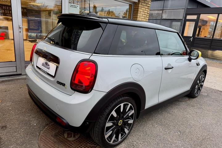 Hvid Mini Cooper SE fra 2021