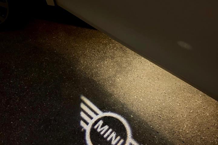 Hvid Mini Cooper SE fra 2021